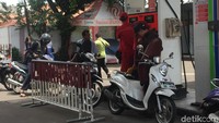 Antrian motor di SPBU.