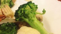 Ada yang unik pada capcay ini. Brokolinya seperti punya tangan! Jadi terlihat seperti brokoli yang sedang berbicara dan menjelaskan sesuatu, ya. Bentuknya tetap utuh walau sudah dimasak dan dipotong. Foto: fungwahbus  