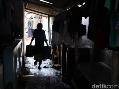 Foto: Sulitnya Air Bersih di Muara Angke Jakut