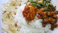 Sederhana tapi memikat. Lauk warteg pilihan witto_suqardie dengan telur balado, oseng tempe, dan tumis kacang panjang. Juga peyek kacang yang renyah. Foto: Instagram witto_suqardie