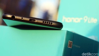 Bagian bawah terdapat port jack audio 3,5 mm, microUSB dan speaker. Foto: Rachman Haryanto