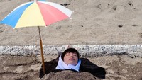 Banyak hotel spa di Ibusuki yang menawarkan spa Sumamushi. Difasilitasi dengan payung dan handuk untuk melindungi wajah dari sengatan matahari. (Kagoshima Prefectural Visitors Bureau)