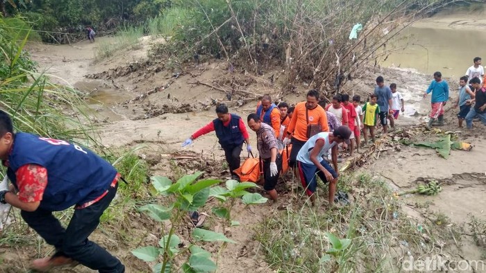 Mayat Pria Berkaus Biru Ditemukan Hanyut di Sungai Lusi Grobogan