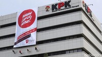 4 Relawan membentangkan bertuliskan Berani Lapor Hebat ! yang terpasang di gedung Komisi Pemberantasan Korupsi (KPK) lama, Jl HR Rasuna Said, Jakarta Selatan, Senin (26/3).