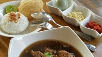 Warung Ngalam punya banyak cabang salah satunya di Jl. KH Wahid Hasyim, Jakarta Pusat menyediakan deretan menu khas Jawa Timur yang enak. Ada rawon enak hingga dessert angsle yang berisi campuran putu mayang, roti, kacang hijau, santan dan air jahe. Foto: Istimewa