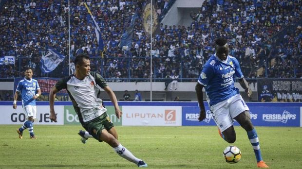 Gol Ezechiel N'Douassel tidak mampu membawa Persib meraih kemenangan.