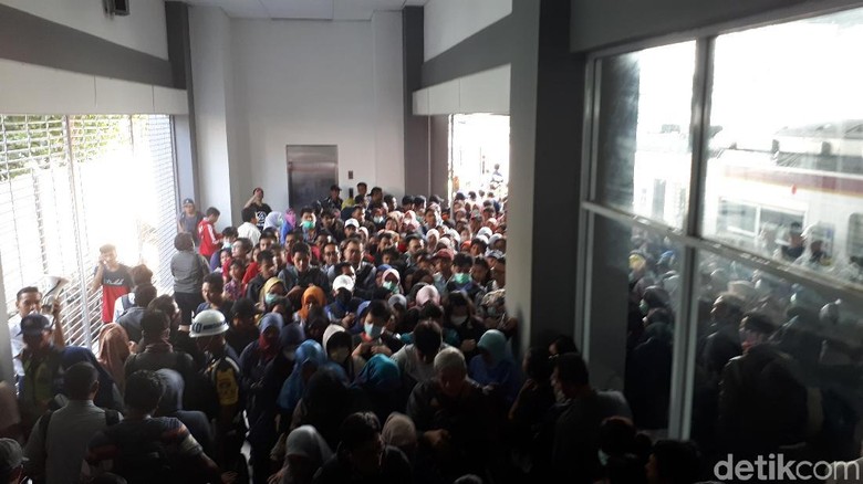 Penumpang KRL Desak-desakan Lewati Satu Tangga di Stasiun Duri Penumpang KRL Desak-desakan Lewati Satu Tangga di Stasiun Duri