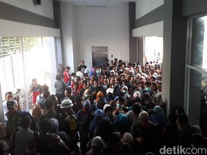 Penumpang KRL Desak-desakan Lewati Satu Tangga di Stasiun Duri