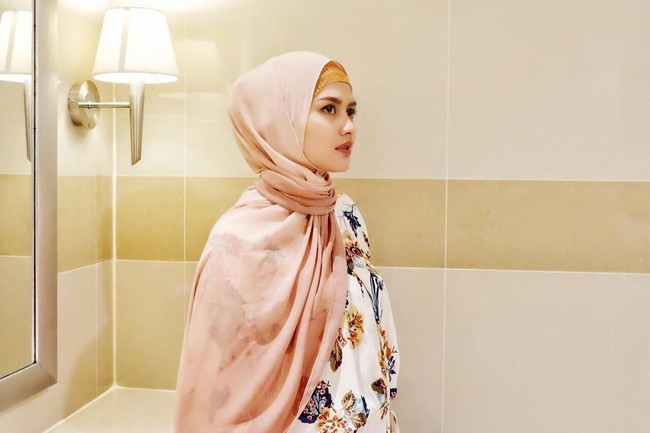 Bripda Ismi juga pernah mengenakan shawl atau hijab pashmina panjang. Lagi-lagi ia memakainya dengan simple. Ia hanya memerlukan satu pentul saja untuk tampil modis. Foto: Instagram Bripda Ismi