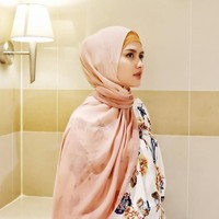 Bripda Ismi juga pernah mengenakan shawl atau hijab pashmina panjang. Lagi-lagi ia memakainya dengan simple. Ia hanya memerlukan satu pentul saja untuk tampil modis. Foto: Instagram Bripda Ismi