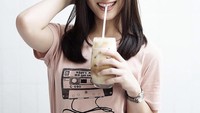 Kalau udah cantik, mau dicandid kaya gimana juga tetap cantik. Kaya penyanyi asal Bandung ini, difoto saat meminum es mocca. Foto: Foto: Instagram @laksani.sister