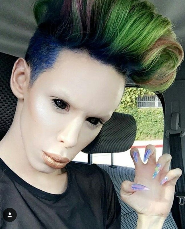 Menurutnya, demi jadi alien sejati ia harus menghilangkan pusar dan putingnya. Ia masih butuh dana US$ 160 ribu atau Rp 2 miliaran untuk prosedur tersebut. (Foto: Instagram)