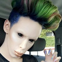 Menurutnya, demi jadi alien sejati ia harus menghilangkan pusar dan putingnya. Ia masih butuh dana US$ 160 ribu atau Rp 2 miliaran untuk prosedur tersebut. (Foto: Instagram)