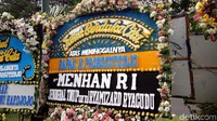 Foto: Menteri Pertahanan Ryamizard Ryacudu juga mengirimkan karangan bunga. (Denita Br Matondang-detikcom)