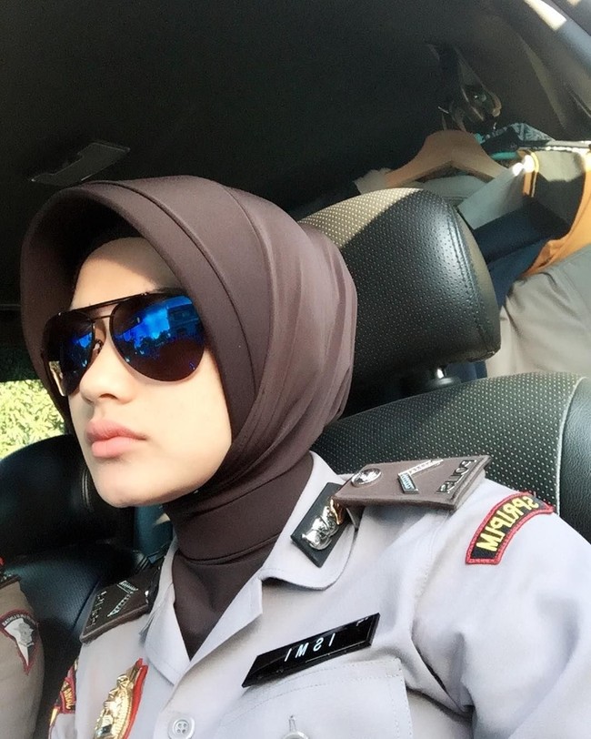 Saat bekerja, Bripda Ismi memilih hijab instan dengan pet. Ia memakai hijab instan agar praktis dan bebas bergerak. Hijab yang dipilihnya berwarna cokelat, senada dengan seragam yang ia pakai. Foto: Instagram Ismi Aisyah