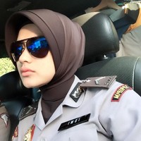 Saat bekerja, Bripda Ismi memilih hijab instan dengan pet. Ia memakai hijab instan agar praktis dan bebas bergerak. Hijab yang dipilihnya berwarna cokelat, senada dengan seragam yang ia pakai. Foto: Instagram Ismi Aisyah