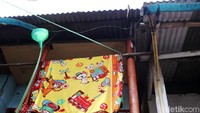 Saat hujan turun, air akan mengalir dari genteng menuju talang, corong minyak, pipa, dan tempat penampungan.
