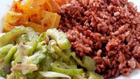 Kalau billy_syabana pilih nasi merah yang lebih sehat. Lauknya ada tumis pare dan kikil balado. Jadi laper ya? Foto: Instagram billy_syabana