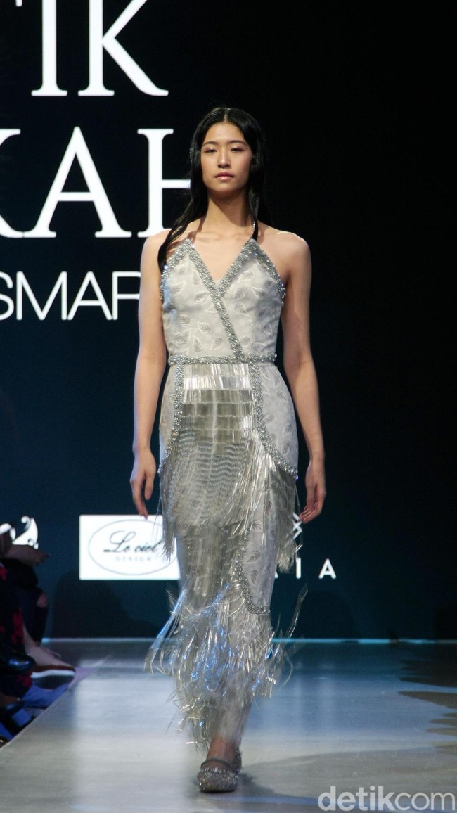 Fashion show koleksi terbaru Barli Asmara yang mengeksplorasi kain batik Jambi di Plaza Indonesia Fashion Week 2018, Jakarta. Jumat [23/3/2018]. [Foto: Mohammad Abduh/Wolipop]