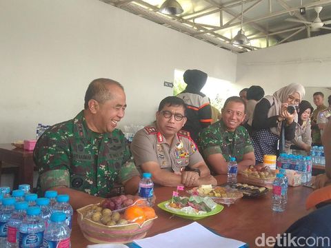 Kapolda dan Pangdam V/Brawijaya di Tol Jombang-Kertosono/