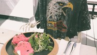 Kini Skellie sudah menjadi salah satu sosialita terkenal di Instagram, dengan lebih dari 256.000 pengikut. Saking populernya Skellie bahkan punya merchandisenya sendiri untuk para penggemarnya. Foto: Instagram @omgliterallydead