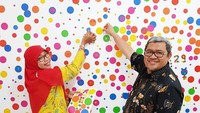 Foto: Terakhir, ada spot selfie berupa stiker warna-warni berbentuk bulat yang ditempel di dinding berwarna putih. Gubernur Jabar Ahmad Heryawan dan istrinya pernah berfoto di sini. (@rabbittown.id/Instagram)