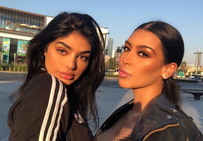Ini dia Sonia dan Fyza, dua bersaudara asal Dubai yang disebut-sebut mirip Kim Kardashian dan Kylie Jenner. Namun, Fyza menolak disebut mirip Kylie. Bukan mengikuti, tapi Kylie tidak terlihat seperti ini (dirinya) beberapa tahun yang lalu, tuturnya dikutip Beauty Con. (Foto: Instagram/soniaxfyza) Ini dia Sonia dan Fyza, dua bersaudara asal Dubai yang disebut-sebut mirip Kim Kardashian dan Kylie Jenner. Namun, Fyza menolak disebut mirip Kylie. Bukan mengikuti, tapi Kylie tidak terlihat seperti ini (dirinya) beberapa tahun yang lalu, tuturnya dikutip Beauty Con. (Foto: Instagram/soniaxfyza)