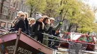 Bahan baku mebel didapatkan langsung dari sampah plastik di sungai Amsterdam. Istimewa/Inhabitat.