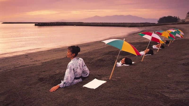 Foto Terapi Kubur Pasir Hitam Jepang