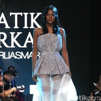 Fashion show koleksi terbaru Barli Asmara yang mengeksplorasi kain batik Jambi di Plaza Indonesia Fashion Week 2018, Jakarta. Jumat [23/3/2018]. [Foto: Mohammad Abduh/Wolipop]