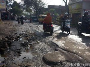 Kerap Terendam Banjir, Jalan Majalaya Rusak Parah