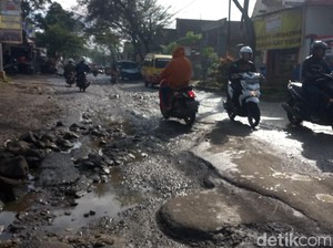 Kerap Terendam Banjir, Jalan Majalaya Rusak Parah