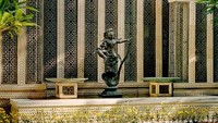Salah satu dari banyak taman di rumah ini, semuanya berhiaskan patung dewa Hindu, yang ini patung dewa Siwa. vanityfair.com/Istimewa.