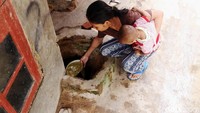 Sebagian warga menggali sumur kecil di depan rumahnya demi untuk mendapatkan air bersih.