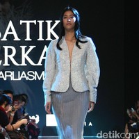 Fashion show koleksi terbaru Barli Asmara yang mengeksplorasi kain batik Jambi di Plaza Indonesia Fashion Week 2018, Jakarta. Jumat [23/3/2018]. [Foto: Mohammad Abduh/Wolipop]