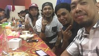 Lewat Instagram pribadinya, @abuhamzah12, ia sering memposting foto makan-makan. Gaya makannya tidak terlalu mencolok dan mewah. Misalnya foto saat makan bersama teman-temannya ini. (Foto: instagram @abuhamzah12)