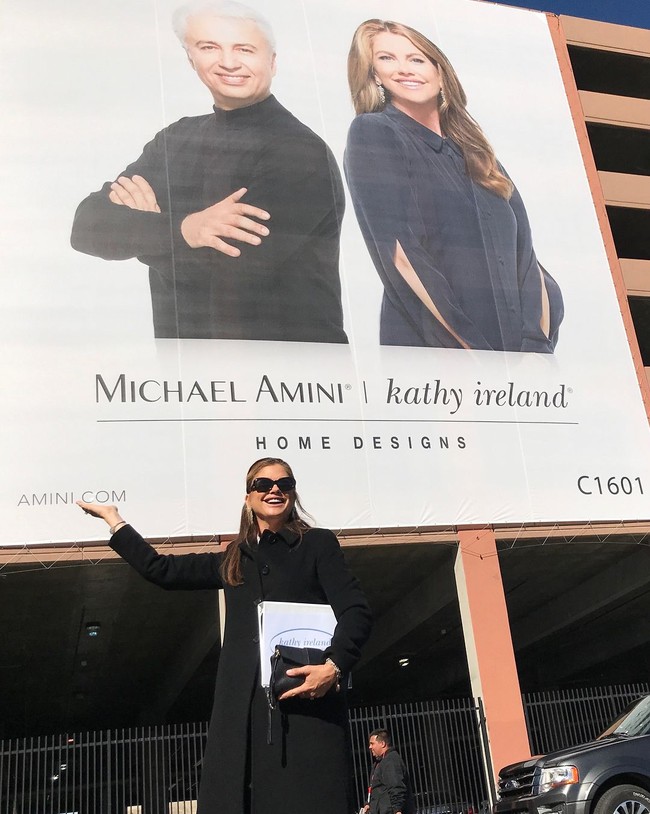 Sukses berbisnis kaus kaki, seperti dikutip Forbes, Kathy mendirikan Kathy Ireland Worldwide. Perusahaan yang didirikan pada 2003 itu awalnya hanya menjual produk-produk rumah. Hanya dalam waktu setahun, perusahaan Kathy berkembang memasarkan produk dari 16 brand yang memproduksi perlengkapan rumah. Foto: Instagram/Kathy Ireland