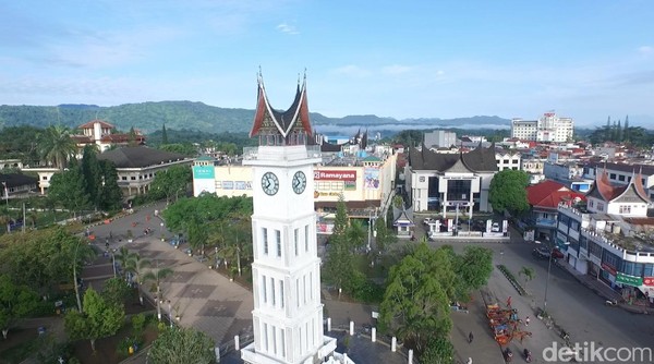 Foto Drone Jam  Gadang  di Balik Gunung Foto 3