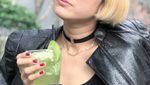 Kayak Begini Nih Kalau Poppy Sovia Lagi Ngopi dan Makan
