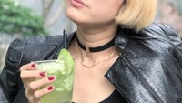 Pose cantik Poppy ini sedang mikir lho. Lagi mikirin nanti malem enaknya makan apa yaa ? Ada ide ?, tanyanya. Segelas es mentimun pun jadi teman mikirnya. Foto: Instagram popsovia