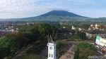 Foto Drone: Jam Gadang di Balik Gunung