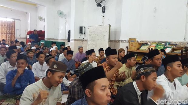 Santri pria mengikuti acara penyuluhan