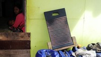 Warga menampung air menggunakan jeriken.