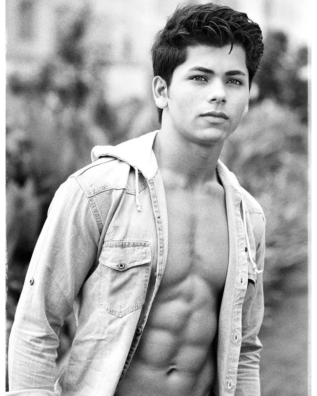 Di usianya yang masih 19 tahun, Siddharth memiliki tubuh sehat dengan otot perut sixpacknya Foto: Instagram