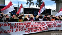 Sebanyak 50-an orang yang berunjuk rasa mengadukan nasib, terkait sekelompok mafia tanah yang disinyalir berkomplot dengan oknum aparat penegak hukum dan oknum aparat BPN, merampas lahan mereka yang dimiliki secara sah.