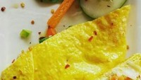Akun @islandsecrettaste membagikan gambar omelet yang diisi beragam sayuran cincang. Warna kuningnya merata dan cantik ya!Foto: Istimewa