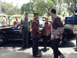 Semobil Bareng Puan, JK Tiba di Rumah Duka Probosutedjo