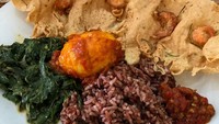 Makanngopi mencicip nasi merah, sayur daun singkong, telur balado dan peyek udang untuk makan siang. Nah, kamu suka nggak nih? Foto: Instagram makanngopi