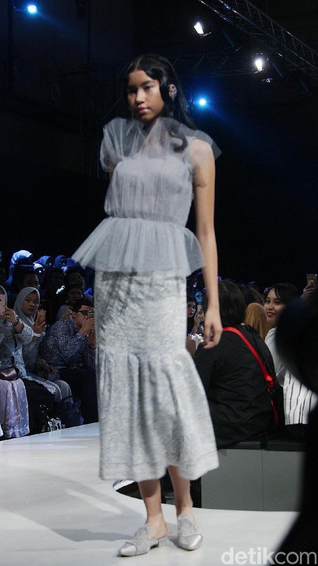 Fashion show koleksi terbaru Barli Asmara yang mengeksplorasi kain batik Jambi di Plaza Indonesia Fashion Week 2018, Jakarta. Jumat [23/3/2018]. [Foto: Mohammad Abduh/Wolipop]