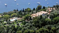 Villa Leopolda. Lokasinya di Cote D’Azure, Prancis. Rumah ini bernilai US$ 750 juta. Rumah itu terkenal digunakan sebagai satu set dalam 1955 Hitchcock classic To Catch a Thief. Dimiliki oleh Lily Safra, seorang filantropis dan janda dari bankir Lebanon William Safra. Eric Estrada/AFP.